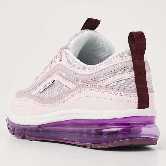 Roze sneaker met paarse luchtdemping en bordeauxrode lussen aan de hiel en tong.