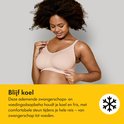 Une femme enceinte aux cheveux bouclés porte un soutien-gorge d'allaitement couleur chair, avec le texte 'Restez au frais'.
