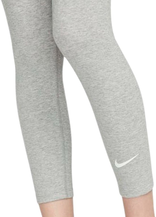 Detail van een lichtgrijze Nike legging, met Nike logo op de enkel.