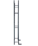 Zijkant van een smal, staand zwart metalen wijnrek met horizontale staven.