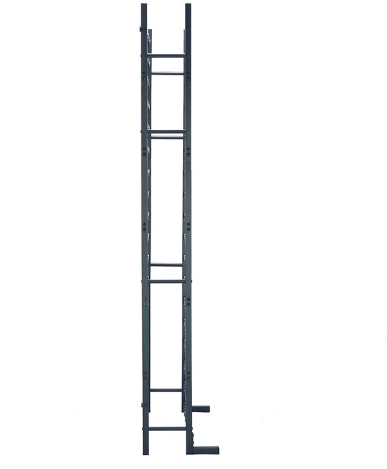 Zijkant van een smal, staand zwart metalen wijnrek met horizontale staven.