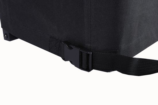 Detail van de zwarte beschermhoes met gesp en riem aan de onderkant.