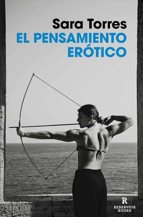 Boek 'EL PENSAMIENTO ERÓTICO' met op de cover een vrouw die een boog spant tegen een achtergrond van de zee.