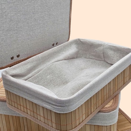 Close-up van een open naturel bamboe opbergmand, bekleed met stof.