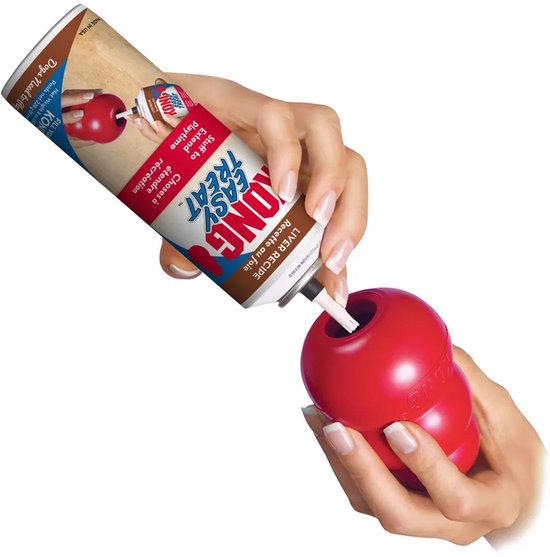 Handen vullen een rode KONG speelgoed met KONG Easy Treat leverpastei uit de spuitbus.