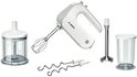 Witte Bosch handmixer met accessoires: hakmolen, maatbeker en deeghaken.