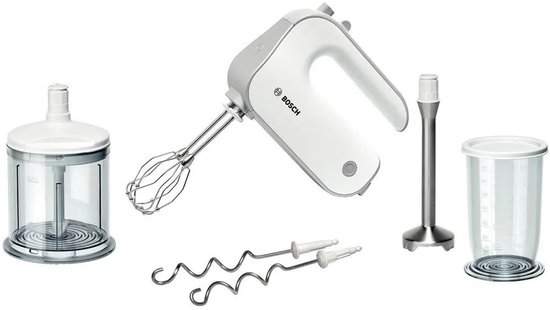 Witte Bosch handmixer met accessoires: hakmolen, maatbeker en deeghaken.