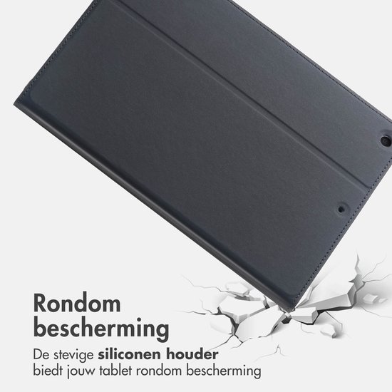 Een zwart kunstleren tablet hoesje wordt van de grond gelanceerd. 'Rondom bescherming'.
