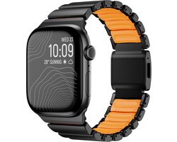 Stravo Premium Magnetisch Titanium Horlogeband met Siliconen Binnenlaag voor Apple Watch 46mm (Series 10/11) / 45mm (Series 7/8/9) / 44mm (Series 4/5/6/SE) / 49mm (Ultra 1/2/3) – Luxe bandje - Zwart / oranje