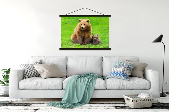 Posterhanger incl. Poster 150x100 cm - Schoolplaat - Beer - Gras - Welp - Textielposter - Zwarte latten