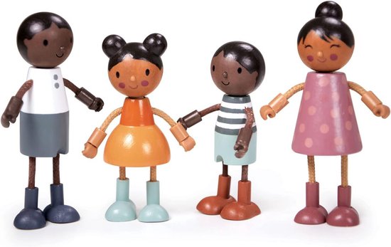 Vier houten poppen met bruine huid en zwart haar. Links, een pop met witte blouse en grijze rok. Naast hem, een pop in oranje jurk. Dan een pop met gestreepte top en blauwe broek. Rechts, een pop in roze jurk met stippen.