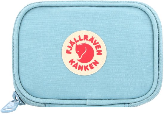 Lichtblauwe portemonnee met rits en Fjällräven Kånken logo.