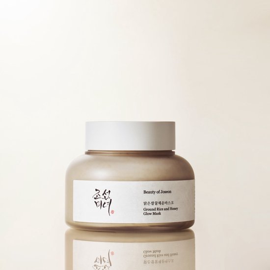 Pot met de 'Ground Rice and Honey Glow Mask' van Beauty of Joseon, op een lichtbeige achtergrond.