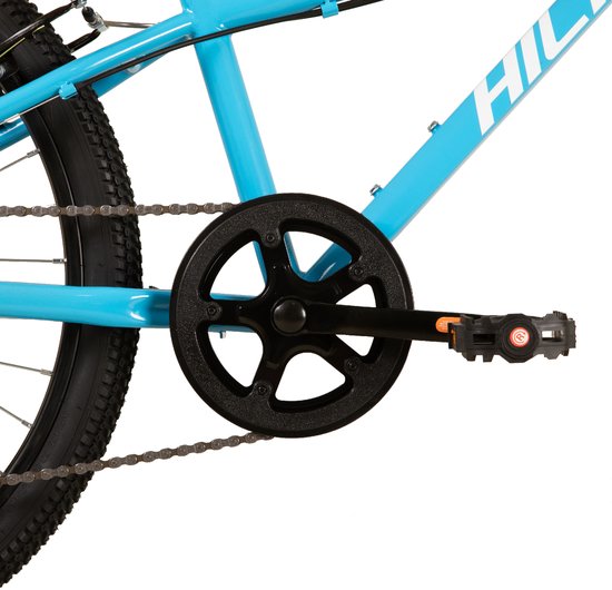 Trapas en ketting van een blauwe Hiland tienerfiets met zwarte trappers.