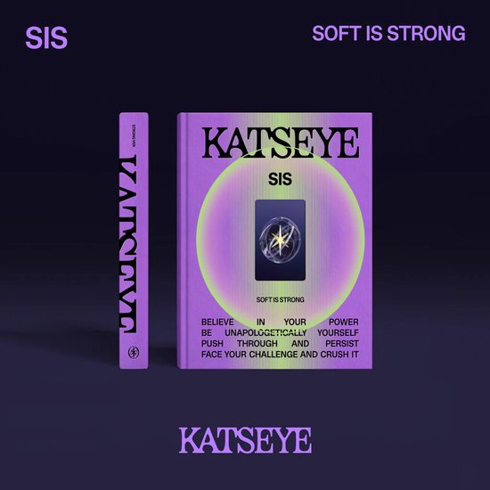 KATSEYE SIS Strong Ver. albumhoes met paarse en groene gradiënt. "SOFT IS STRONG" staat centraal.