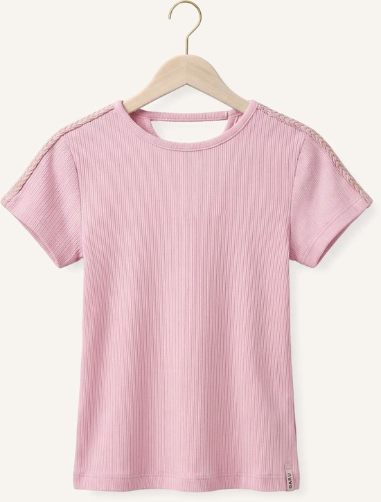 Roze geribd T-shirt met korte mouwen en gevlochten banden over de schouders. Open rug detail.