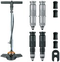 Fietspomp met grijze en zwarte adapters, slangen en zwarte dopjes.