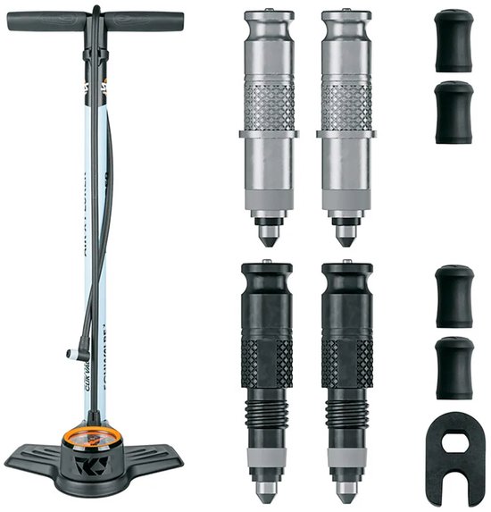Fietspomp met grijze en zwarte adapters, slangen en zwarte dopjes.
