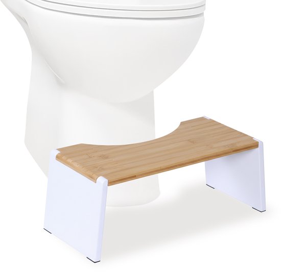Witte toiletkruk met houten zitting, op een witte achtergrond, met deel van een toilet.