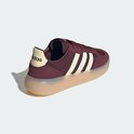 Bordeauxrode sneaker met beige en blauwe strepen, beige zool.