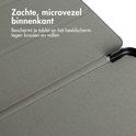 Gros plan sur l'intérieur doux en microfibre d'un étui pour tablette gris.