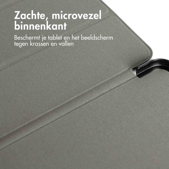 Gros plan sur l'intérieur doux en microfibre d'un étui pour tablette gris.