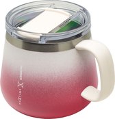 Kop met handvat, met een kleurverloop van wit naar roze. Tekst 'NEXTIME X LESSMORE'.