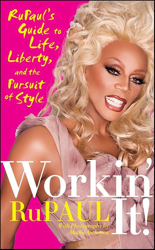 Boekomslag 'Workin' It!' met RuPaul in een blonde pruik tegen een felroze achtergrond.