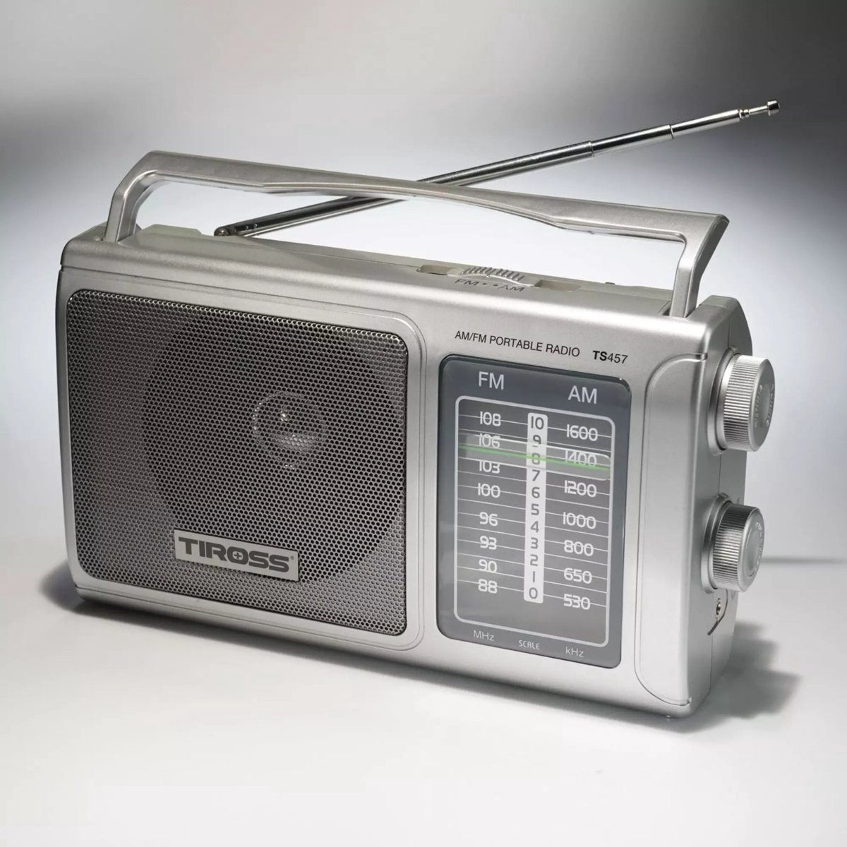 TIROSS Betrouwbare AM FM noodradio met telescoopantenne draagbeugel en netstroom of D-batterijen
