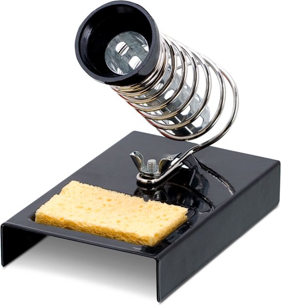 Een zwart, metalen soldeerboutenstation met een spiraalhouder, een geel, geperforeerd sponsje en een vlinderboutje.