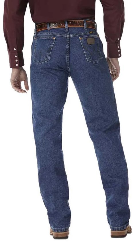 Man in een spijkerbroek van Wrangler in medium blauwe denim, achterkant.