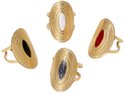 Vier gouden ovale ringen met zwarte, rode, grijs gespikkelde en witte stenen.