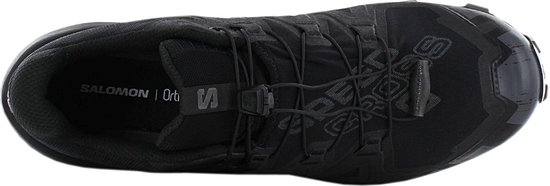 Bovenkant van een zwarte Salomon trailrunningschoen met snelvetersysteem en een geometrisch patroon.