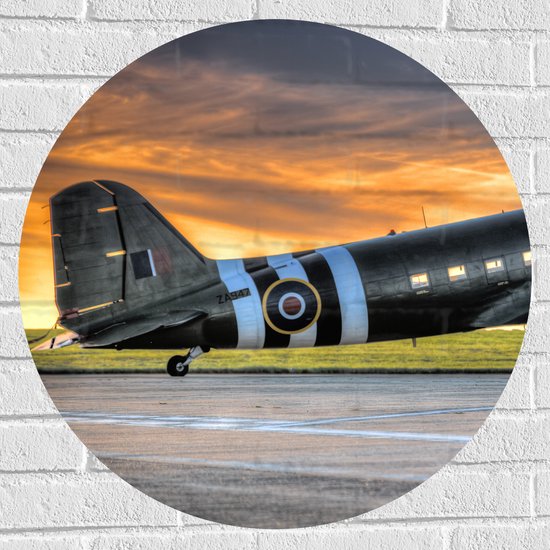 WallClassics - Muursticker Cirkel - Zwart Vliegtuig bij Zonsondergang - 70x70 cm Foto op Muursticker
