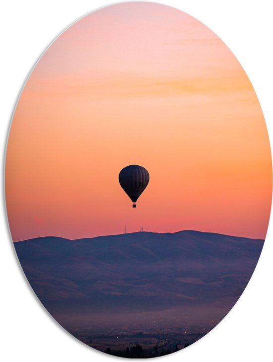 PVC Schuimplaat Ovaal - Heteluchtballon boven Berg tijdens Zonsondergang in Turkije - 72x96 cm Foto op Ovaal (Met Ophangsysteem)