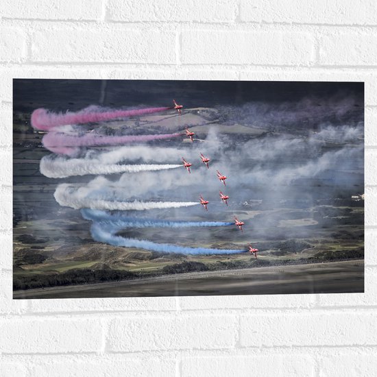 WallClassics - Muursticker - Vliegtuigshow met Gekleurde Rook - 60x40 cm Foto op Muursticker