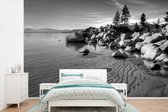 Behang - Fotobehang Stenen langs kust van Lake Tahoe - zwart wit - Breedte 525 cm x hoogte 350 cm