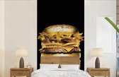 Behang - Fotobehang Gouden hamburger op een zwarte achtergrond. - Breedte 120 cm x hoogte 240 cm