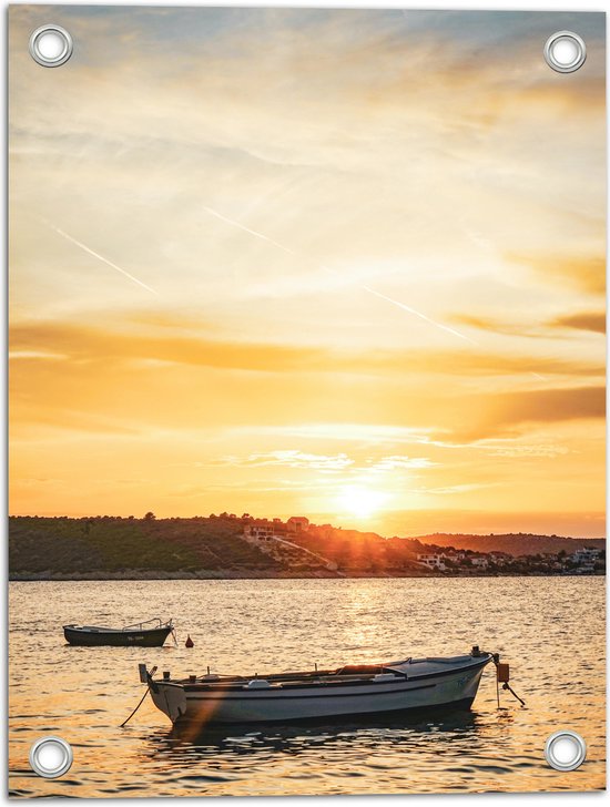 Tuinposter – Bootje op Zee met ondergaande Zon - 30x40 cm Foto op Tuinposter (wanddecoratie voor buiten en binnen)