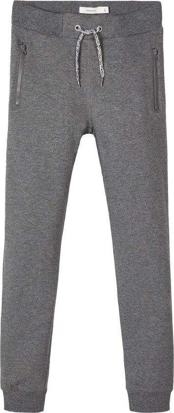 Donkergrijze joggingbroek met koordjes, twee ritszakken en boorden aan de onderkant.