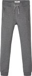 Donkergrijze joggingbroek met koordjes, twee ritszakken en boorden aan de onderkant.