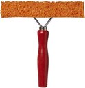 Raamtrekker met oranje spons en rood houten handvat.