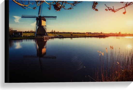 Canvas - Klassiek Bruine Molen aan het Water in Weiland in Nederland - 60x40 cm Foto op Canvas Schilderij (Wanddecoratie op Canvas)