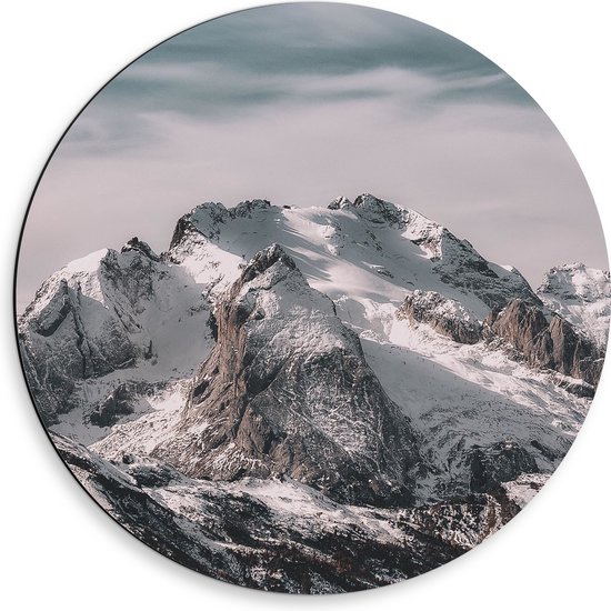 WallClassics - Dibond Muurcirkel - Sneeuwlaag over Bruine Bergen - 50x50 cm Foto op Aluminium Muurcirkel (met ophangsysteem)