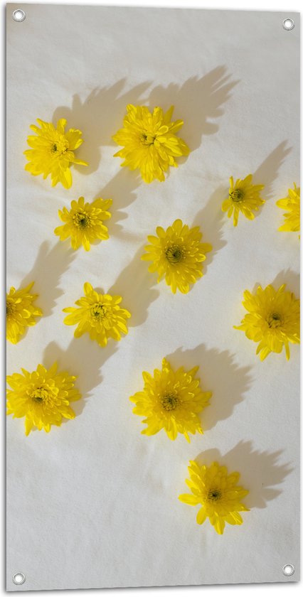 Tuinposter – Gele Paardenbloemen Patroon op Witte Achtergrond - 50x100 cm Foto op Tuinposter (wanddecoratie voor buiten en binnen)