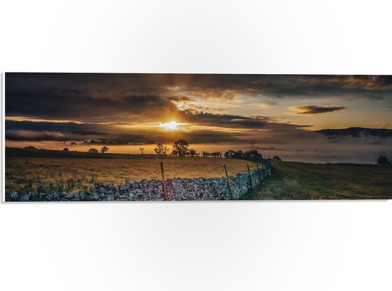 PVC Schuimplaat- Groen Landschap onder Zonsondergang - 60x20 cm Foto op PVC Schuimplaat