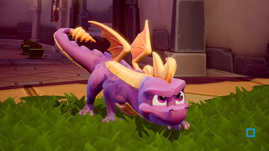 Een paarse draak met gele hoorns, laag bij de grond in gras.