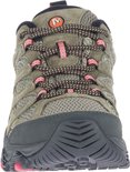 Vooraanzicht van een groene Merrell dames wandelschoen met roze veters en zwarte neus.