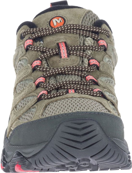 Vooraanzicht van een groene Merrell dames wandelschoen met roze veters en zwarte neus.