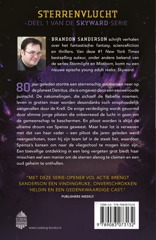 Achterkant boek met een portret van de auteur Brandon Sanderson en achtergrondtekst over het boek Sterrenvlucht, deel 1 van de Skyward-serie.